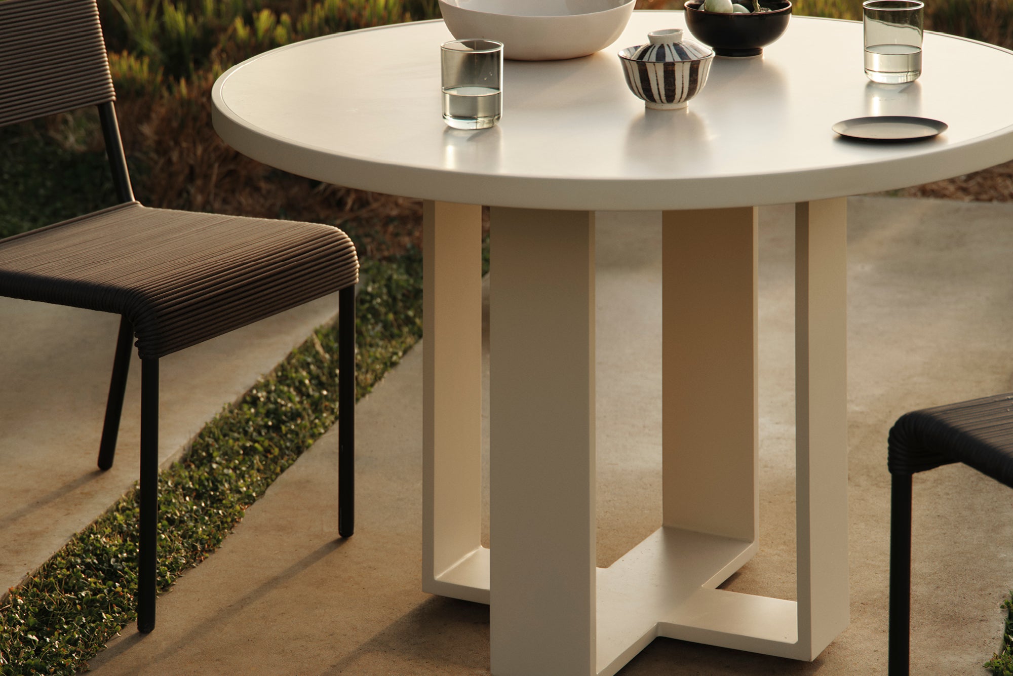 Outdoor Bond Round Dining Table