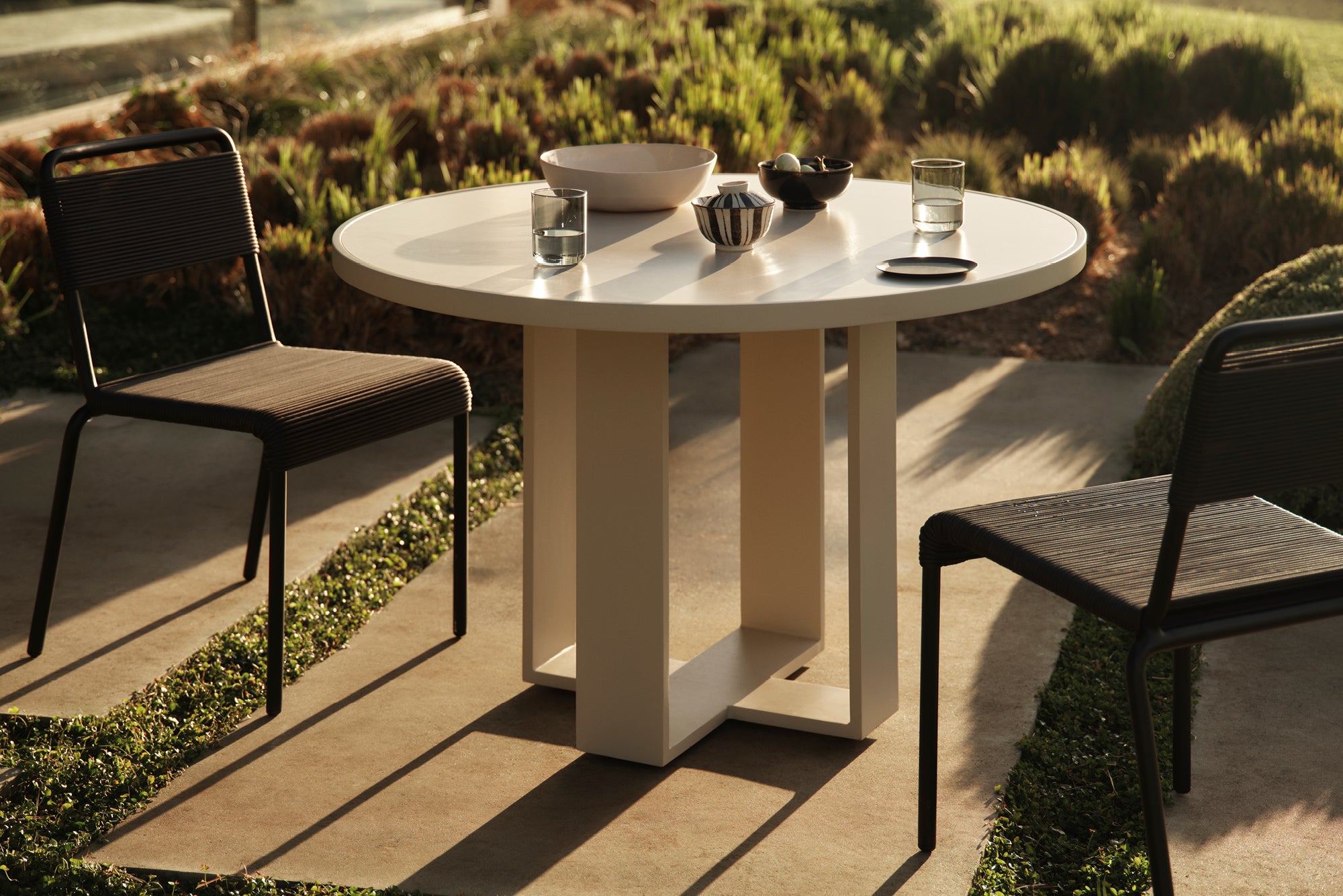 Outdoor Bond Round Dining Table