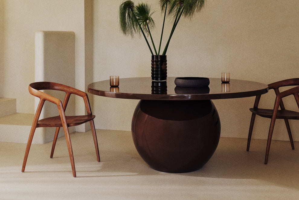 Olay Round Dining Table