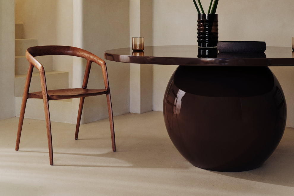 Olay Round Dining Table