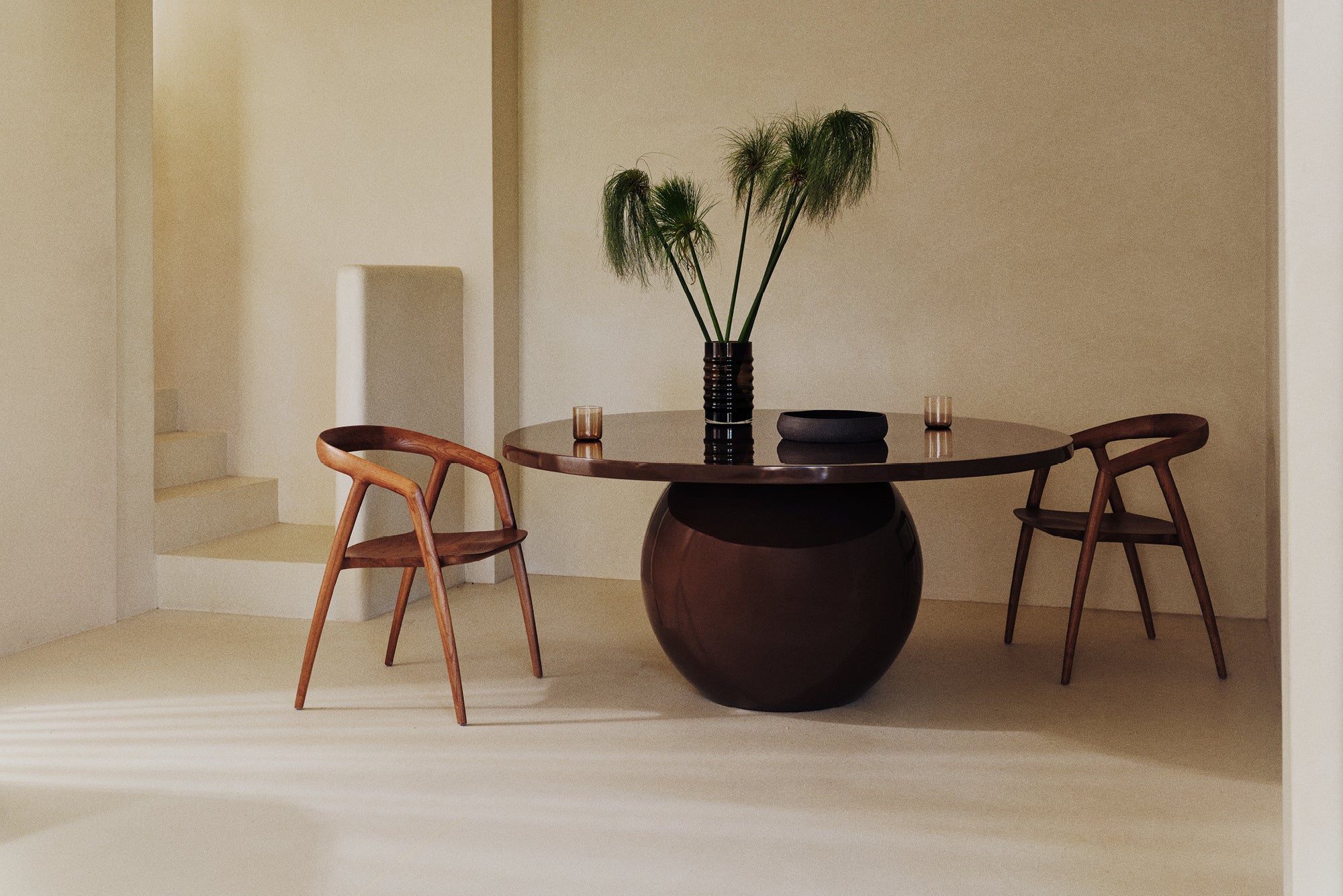 Olay Round Dining Table